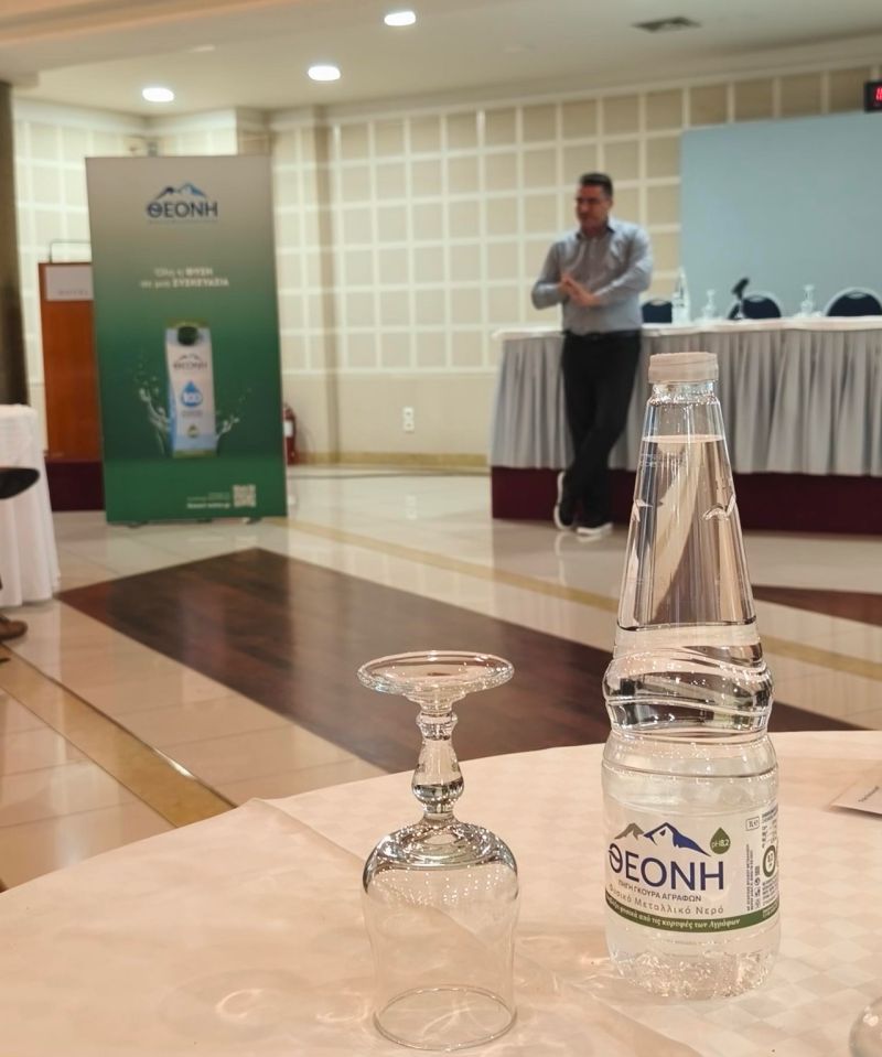 Ο Παναγιώτης Αδαμαντιάδης με στελέχη της ΘΕΟΝΗ στο Theoni Skills Academy
